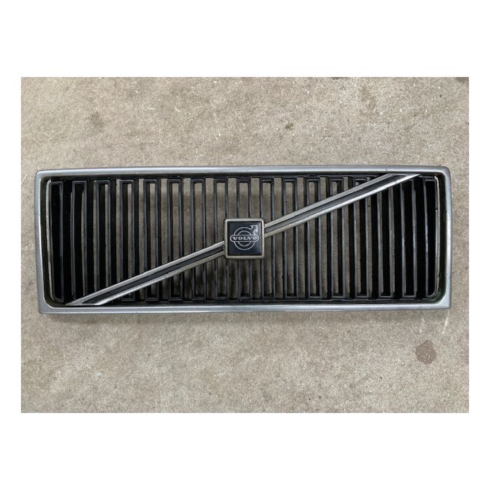 Rejilla Volvo 740 con emblema usado
