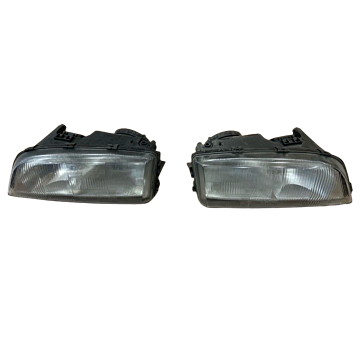 Ilumine su camino con este juego de faros original Volvo diseñado específicamente para los modelos Volvo C70 y V70 de 1996-2000. Con los números de pieza 9169525 y 9169362, este juego usado garantiza un ajuste perfecto y un rendimiento óptimo.