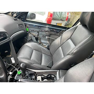 Conjunto de asientos delanteros y traseros de cuero para Volvo V70, interior de cuero en color gris oscuro.